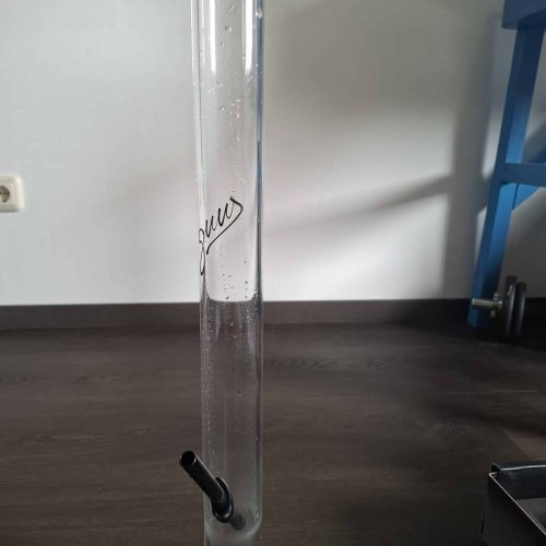 Transparente lange Glasbowl für Shisha mit schwarzem Schlauchanschluss.