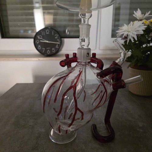 Kunstvolle Glasbowl für Shisha mit rotem Dekor.