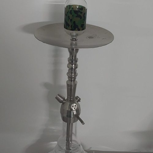 Rauchende Shisha mit Glas- und Metallteilen, ideal für Raucher und Sammler.