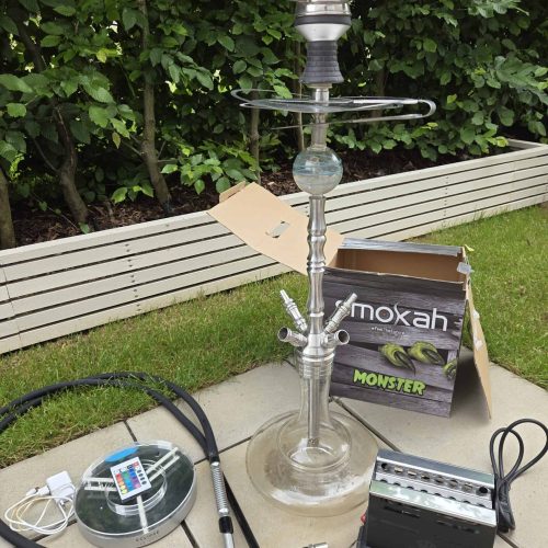 Rauchsäule mit Glasball, Zubehör und Verpackung, ideal für Shisha-Genuss.
