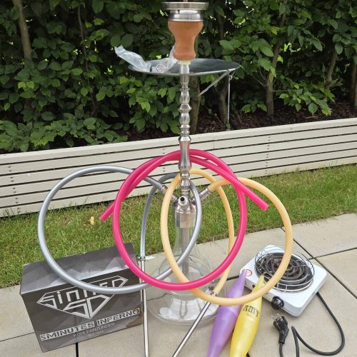 Wasserpfeife mit bunten Schläuchen und Zubehör, ideal für Shisha-Liebhaber.