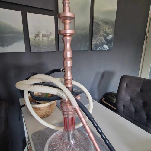 Hochwertige Shisha mit Kupfer-Design und Glasbasis, ideal für gemütliche Abende.