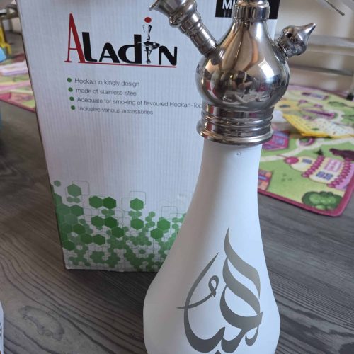 Weiße Shisha-Glasbowl mit silbernem Edelstahlaufsatz, arabisches Design.