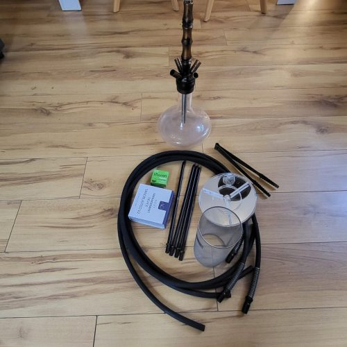 Shisha-Zubehör mit Glasaufsatz, Schläuchen und Kohle.
