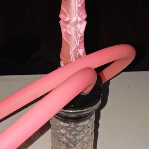Shisha mit rosa Schlauch, Glasbasis und Metallaufsatz, perfekt für Genuss und Entspannung.