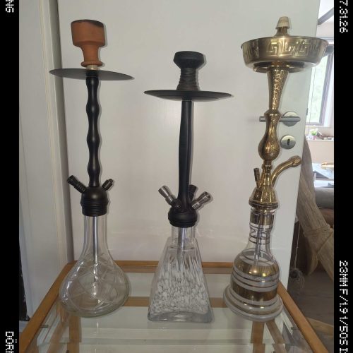 Drei verschiedene Shisha-Glasbowl Modelle auf einem Tisch.