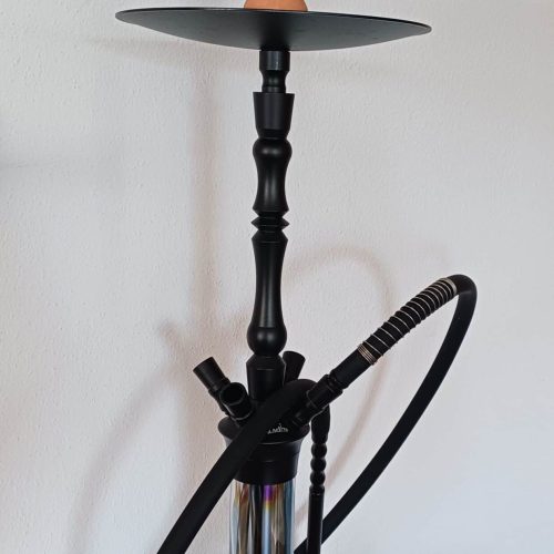 Shisha mit bunter Glasbasis und Edelstahl-Schlauch.