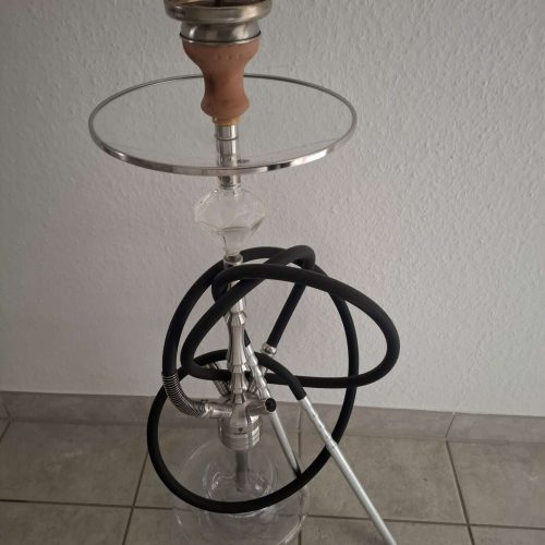 Raucherset mit Glas- und Metallteilen, inklusive Schlauch und Tabakschale, für Shisha-Genuss.