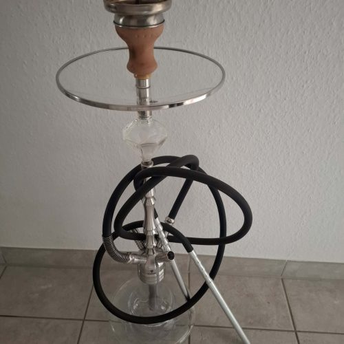 Wasserpfeife mit Glas, Schlauch und Tabakschale.