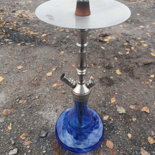 Rauch-Hookah mit blauer Glasbasis, Metallaufsatz und Ablagefläche, ideal für Shisha-Liebhaber.