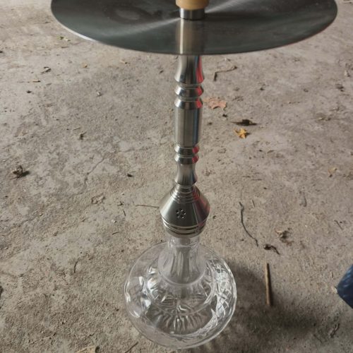 Shisha mit Glasbasis, Metallhaken und schwarzem Kopf, ideal für Raucher.