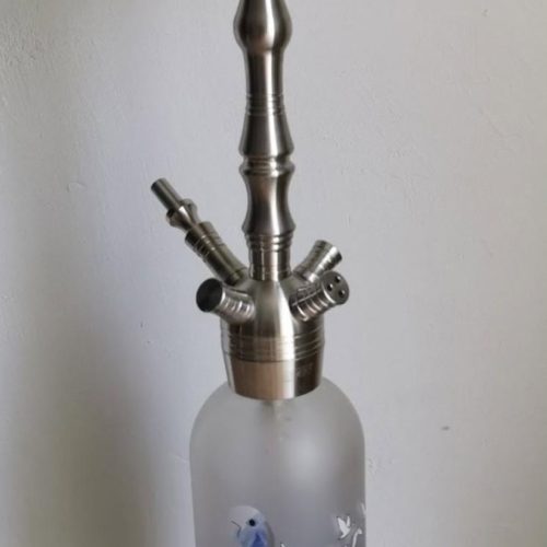 Shisha-Kopf auf Glasflasche, ideal für Wasserpfeifen, stilvoll und funktional.