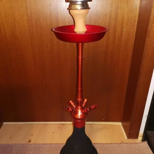 Moderne Shisha mit Kupferschüssel und roter Bowl, auf Holztisch.