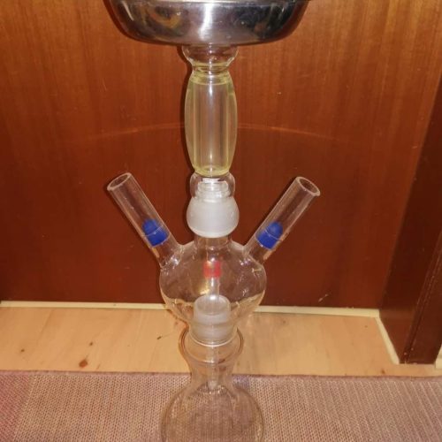 Wasserpfeife mit Glas- und Metallteilen, ideal für Shisha-Liebhaber.