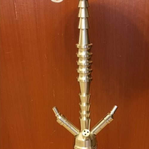 Hookah mit Glasbasis und Metallstange, ideal für Shisha-Liebhaber. Perfekt für den Gebrauch zu Hause.