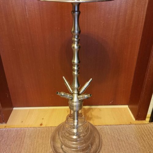 Elegante Shisha mit goldener Platte und mehreren Anschlussmöglichkeiten.