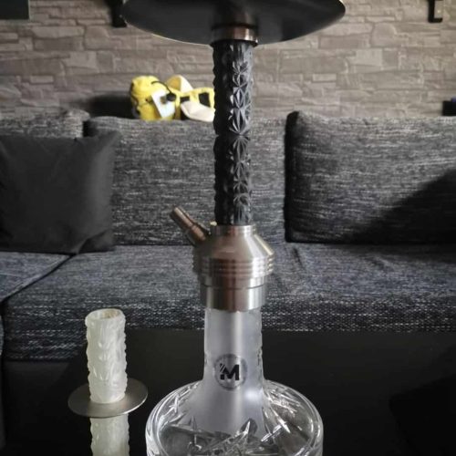 Schöne Shisha mit Glasbasis und dekorativem Design, ideal für gemütliche Abende.