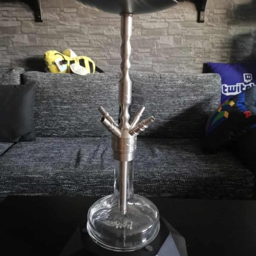 Dekorativer Shisha-Hookah mit Glasbasis und Metallrohr, ideal für Raucher und Sammler.