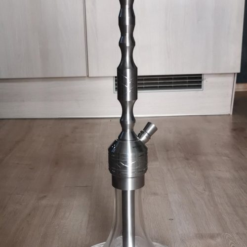 Moderne Shisha mit Glasboden und Metallrohr, ideal für Raucher.