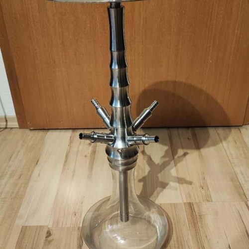 Rauch-Hookah mit Metallständer und Glasbasis, ideal für Shisha-Liebhaber.