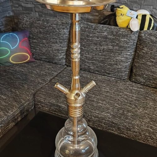 Wasserpfeife mit goldfarbenem Aufsatz, Glasbasis und Metallständer für Shisha-Liebhaber.
