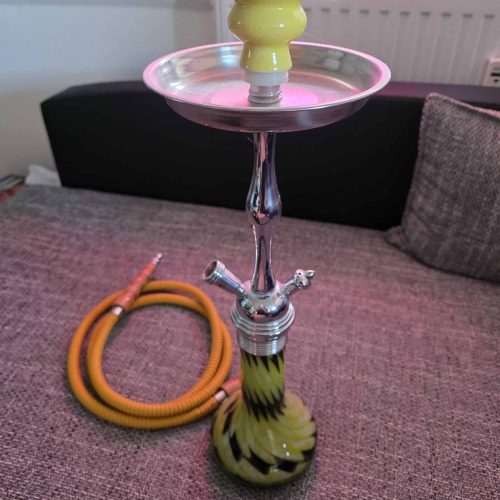 Wasserpfeife mit buntem Glasdesign, Schlauch und Wasserbehälter, ideal für Shisha-Liebhaber.