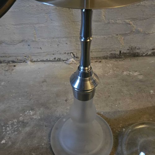 Shisha mit Metall- und Glasbestandteilen, ideal für Raucher und Sammler.