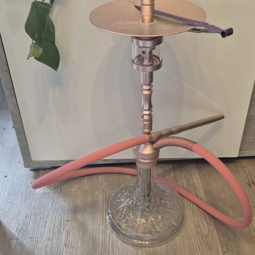 Shisha mit Glasbowl, Schlauch und Tabakkopf, auf Holzboden.