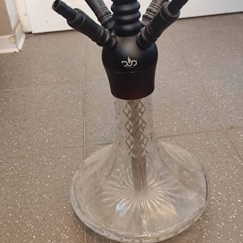 Shisha-Kopf mit mehreren Schlauchanschlüssen und Glasbowl.