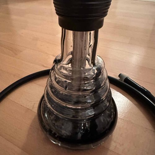 Wasserpfeife aus Glas mit schwarzem Kopf, ideal für Shisha-Liebhaber.