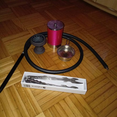 Zubehör für Wasserpfeife, inklusive Schlauch, Kopf und Tabakschale.