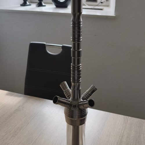 Wasserpfeife mit schwarzem Kopf und Ablagefläche, Glasbasis, ideal für Shisha-Liebhaber.