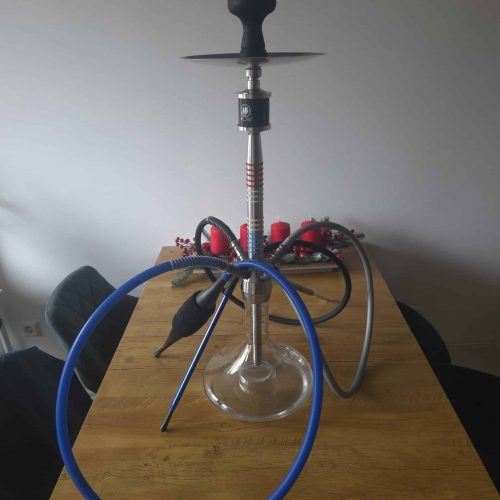 Rauchvorrichtung für Shisha mit Glasbowl, Schlauch und Dampfregler, auf Holztisch.