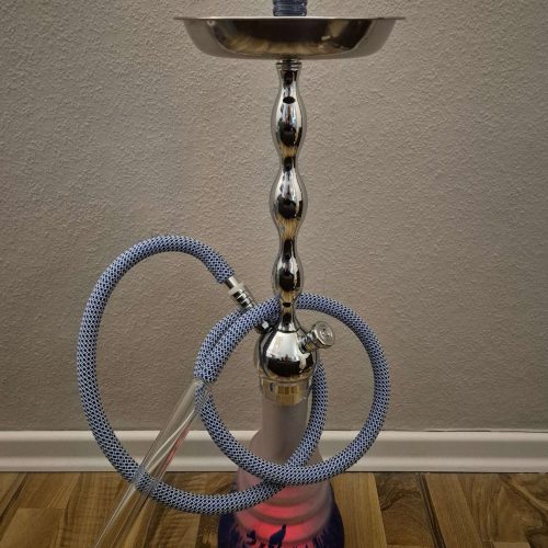 Hochwertige Shisha mit Glasball und Metallständer, ideal für gemütliche Abende.