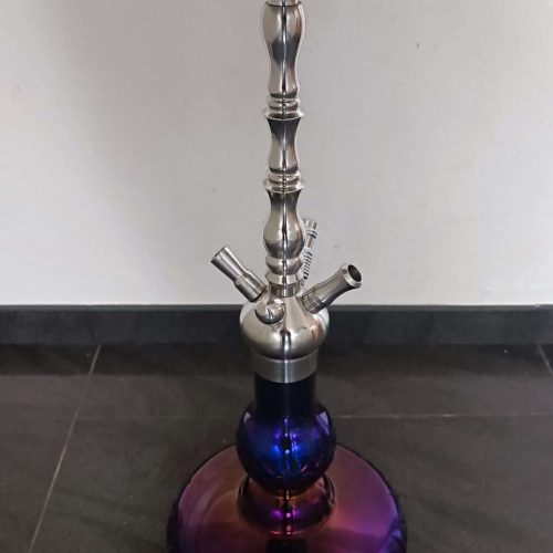 Rauch-Hookah mit Glasbasis und Metallständer, ideal für Shisha-Liebhaber.