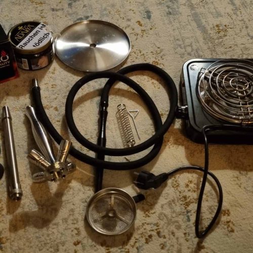 Zubehör für Shisha, inklusive Kerzenhalter, Schlauch und Dichtungen.