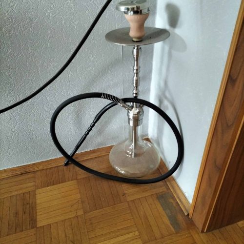 Rauchsäule mit Glasbasis, Metallaufsatz und Schlauch, für Shisha-Genuss.