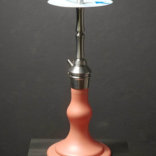 Shisha-Adapter mit Glasbowl auf schwarzem Tisch gegen grauen Hintergrund.