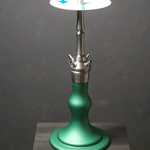 Shisha-Glasbowl mit Adapter auf einem Tisch.