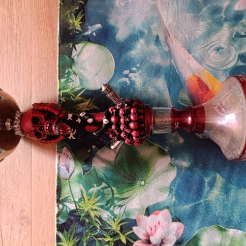 Dekorative Shisha-Glasbowl mit rotem Dekor und Schnitzereien.