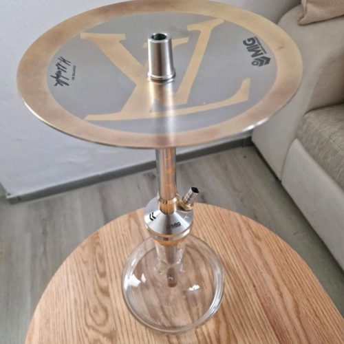 Wasserpfeife mit Metall-Deckel und Glasbasis, ideal für Shisha-Liebhaber, gebraucht, gut erhalten.