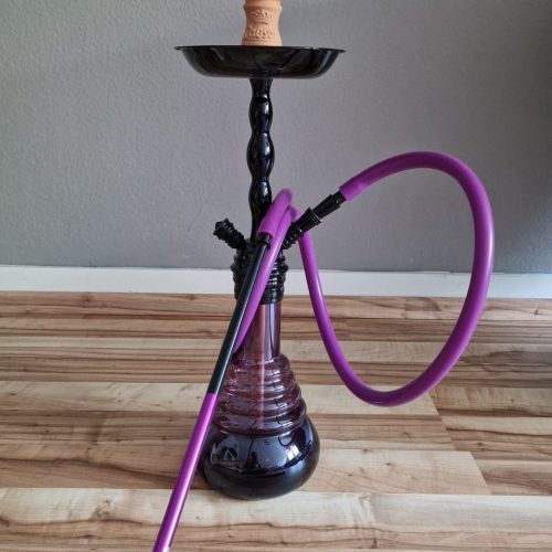 Shisha mit schwarzem Glas, lila Schlauch und Holzkopf, auf Holztisch. Perfekt für gemütliche Abende.