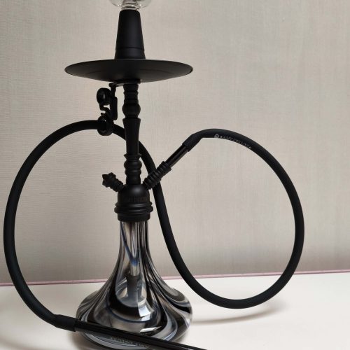 Schwarze Shisha mit Glasbowl und Silikonschlauch.