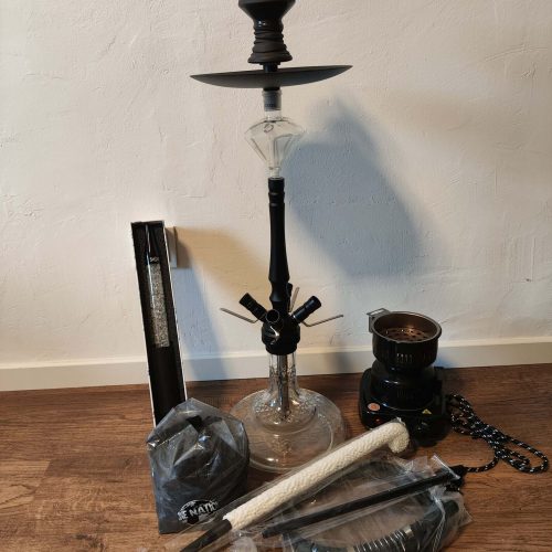 Komplettes Shisha-Set mit Glasbowl, Schlauch und Kohle.