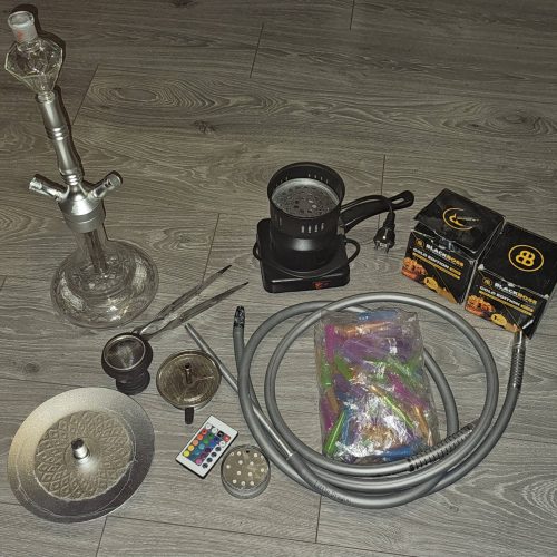 Shisha mit Glasbowl, Schlauch, Kohle und Zubehör, ideal für Raucherlebnisse.
