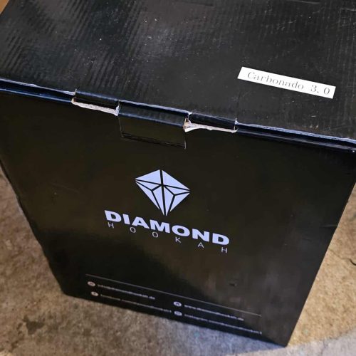 Box mit Diamant Hookah für Shisha-Genuss.