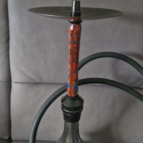 Rauchsäule mit Glasbasis, Schlauch und Metallplatte, ideal für Shisha-Genuss.