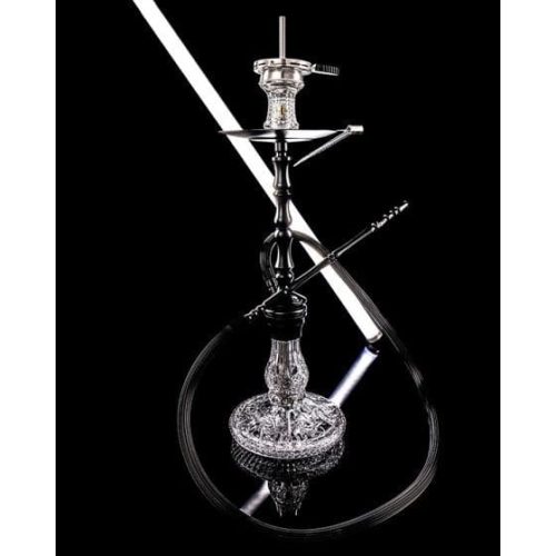 Elegantes Raucherset mit Glas-Shisha und Metallkomponenten auf schwarzem Hintergrund.
