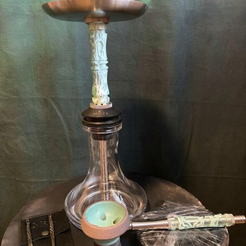 Shisha mit Glasbowl, Metallaufsatz und Zubehör auf schwarzem Hintergrund.