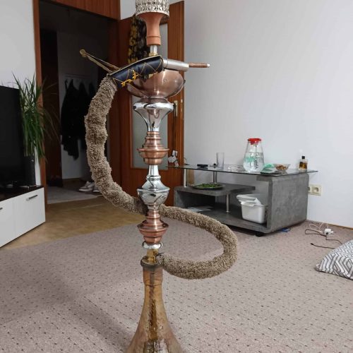 Dekorative Wasserpfeife auf einer Rauchsäule in einem modernen Wohnzimmer.